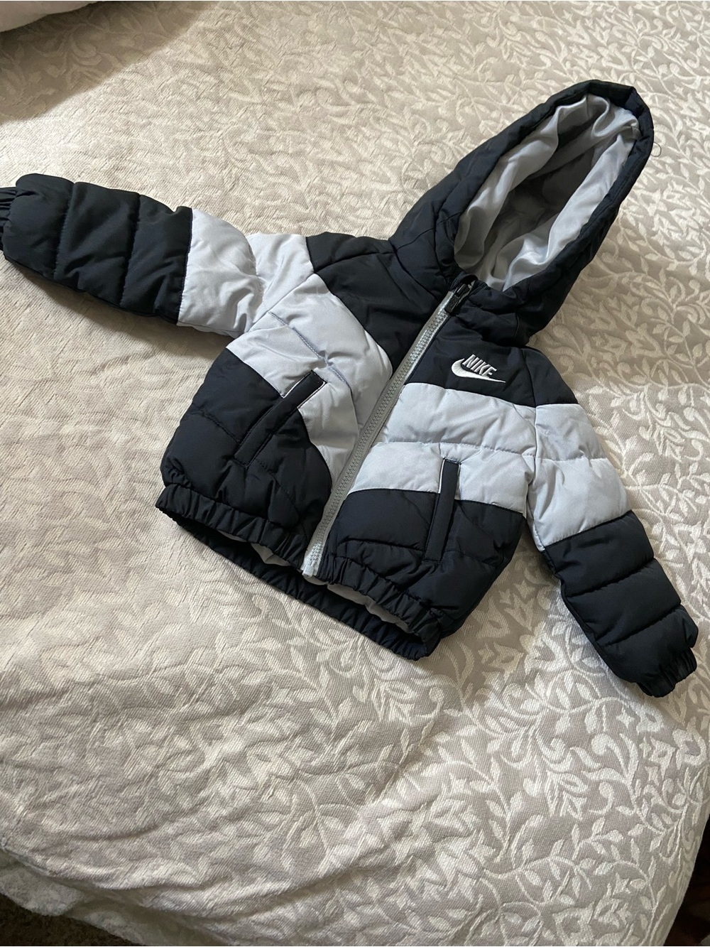 Nike Black & Light Gray Colorblocked Puffer Hoodie - Kids